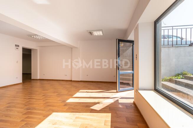 Funkcjonalny lokal usługowy z wygodnym mieszkaniem