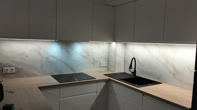 Panele szklane z montażem