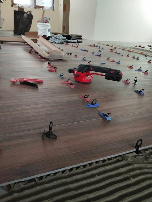 Fliziarz glazurnik oferuje swoje usługi wykończenia wnętrz