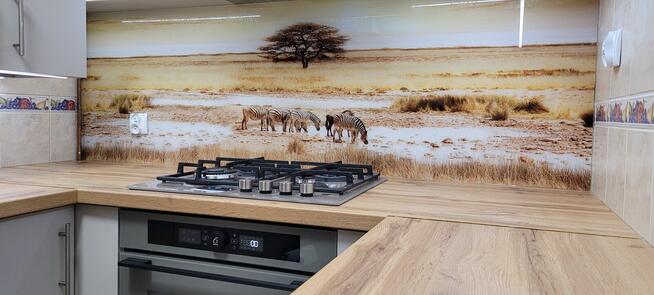 Panele szklane z montażem