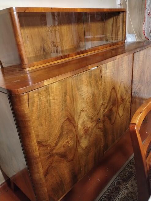 Sprzedam szeroki, niski stary kredens z witryną