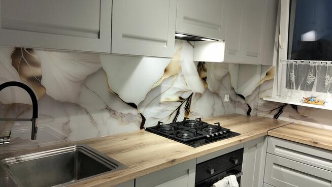 Panele szklane z montażem