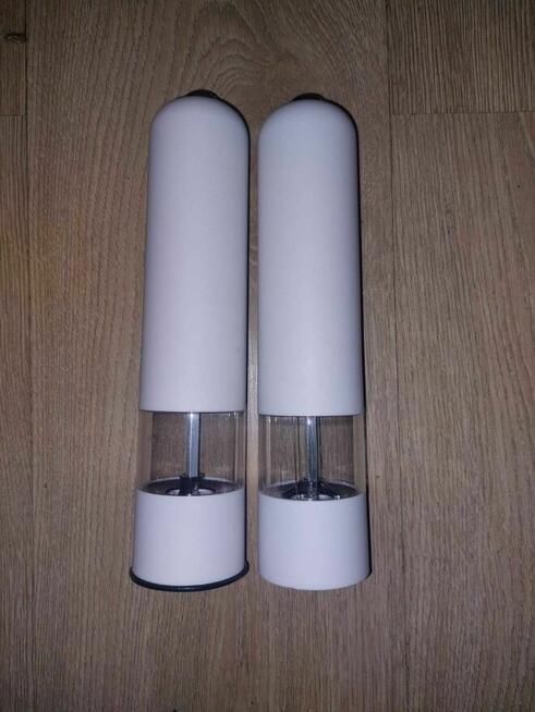 śliczne białe młynki na bateriedo soli i pieprzu