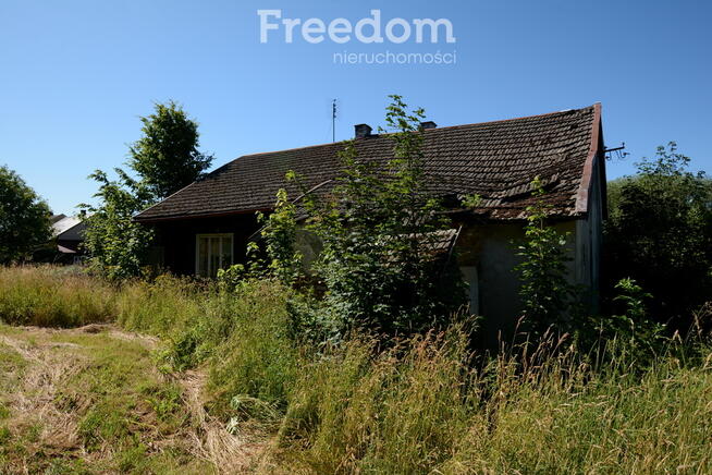 Działka ze starym domem w malowniczej okolicy