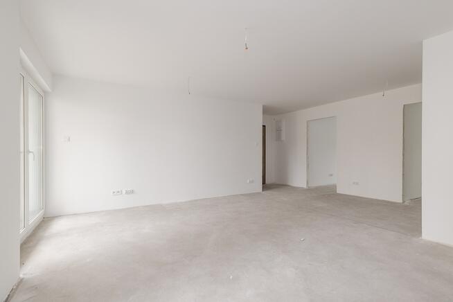 Duży salon, 3 lub 4 pokoje, balkon, kameralnie