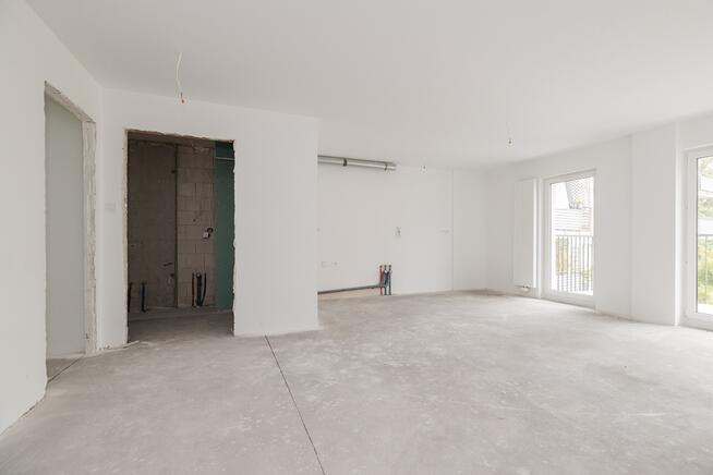 Duży salon, 3 lub 4 pokoje, balkon, kameralnie