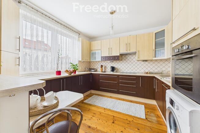 Dom z ogrodem i tarasem w spokojnej okolicy.