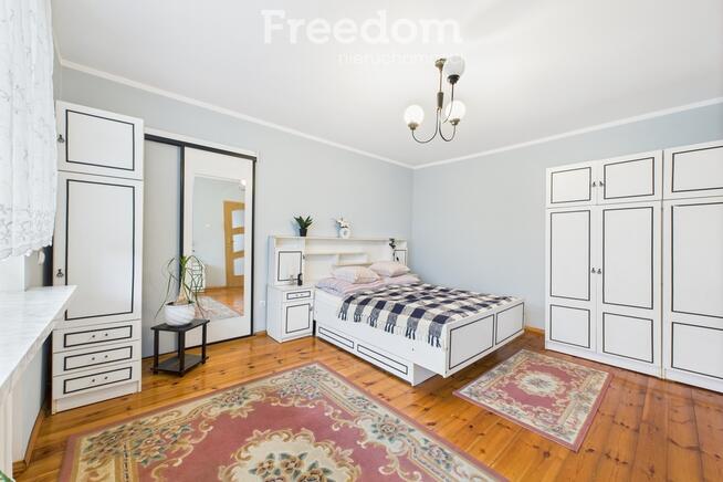 Dom z ogrodem i tarasem w spokojnej okolicy.