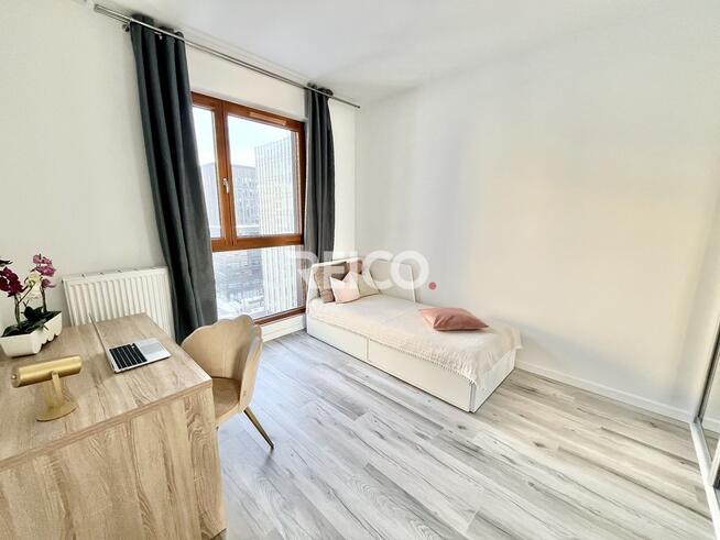 Do życia/ jako inwestycja w sercu nowoczesnej Woli