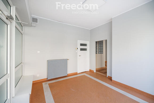 Lokal z witrynami, widoczny z chodnika i ulicy