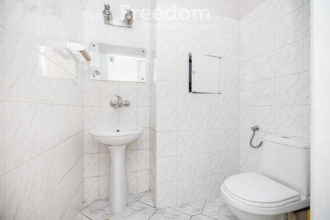 Lokal z witrynami, widoczny z chodnika i ulicy