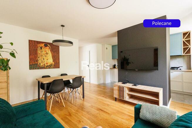 2 pokoje z balkonem zatopione w zieleni.