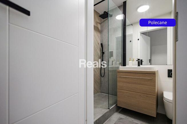 2 pokoje z balkonem zatopione w zieleni.