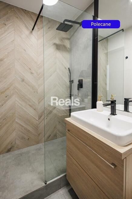 2 pokoje z balkonem zatopione w zieleni.