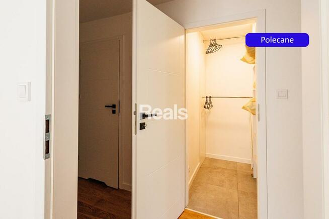 2 pokoje z balkonem zatopione w zieleni.