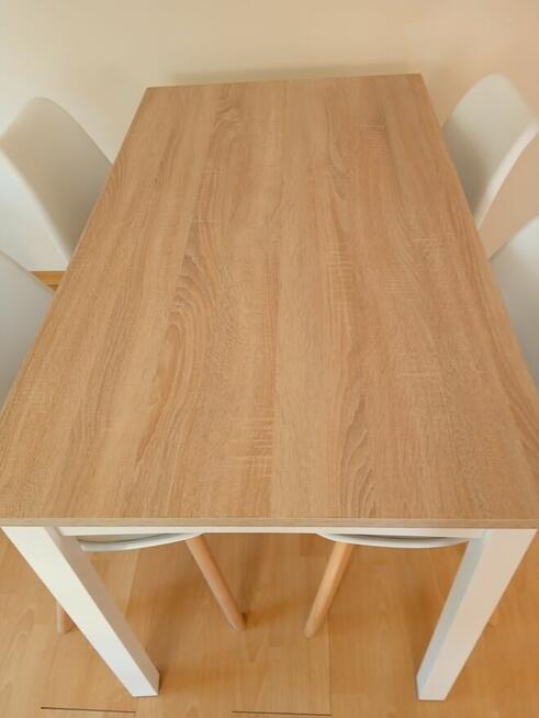 Stół kuchenny z czteroma krzesłami. Nowy.