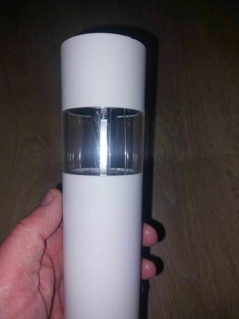 śliczne białe młynki na bateriedo soli i pieprzu