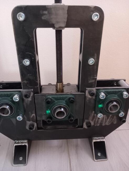 Gotowa, solidna rama giętarki do profili i rur stalowych.