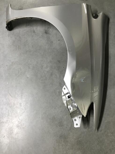 BLOTNIK PRZÓD PRAWY. wgniecenie TOYOTA Auris TS Kombi 15-1