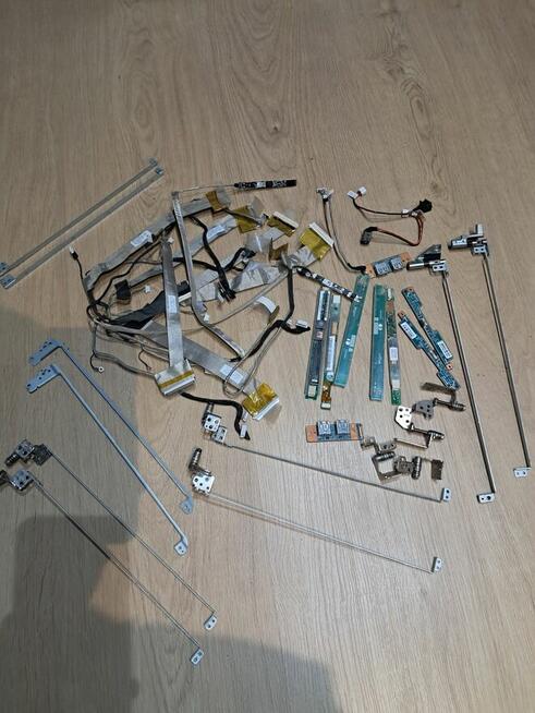 Rozne czesci na sprzedaz tanio z laptopow ramy matryce itd