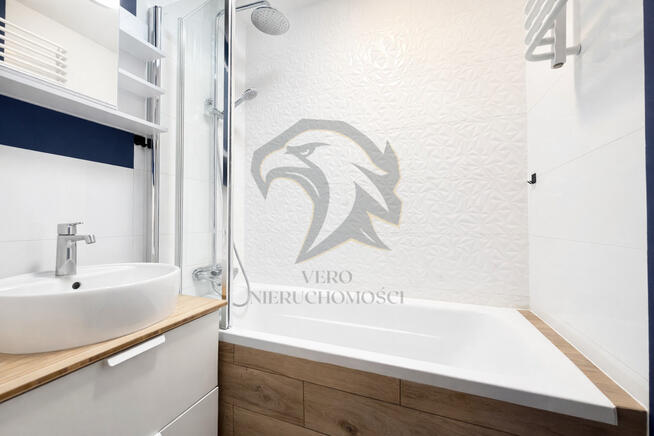 Wiśniowy szal zwinięty w rulon.