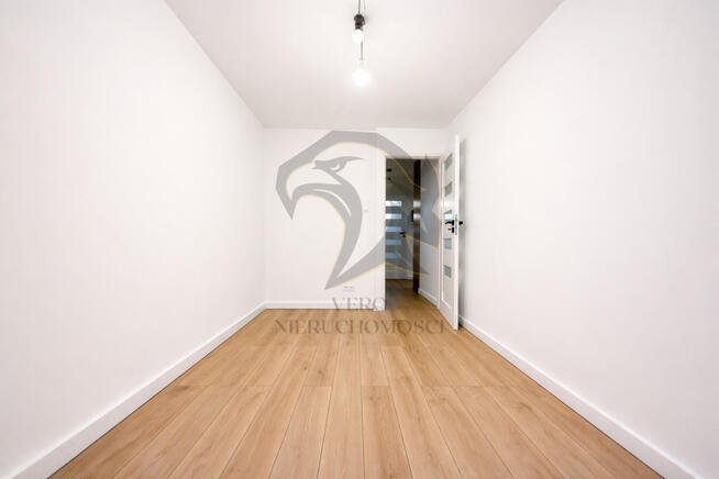 Wiśniowy szal zwinięty w rulon.