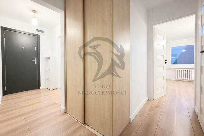 Wiśniowy szal zwinięty w rulon.