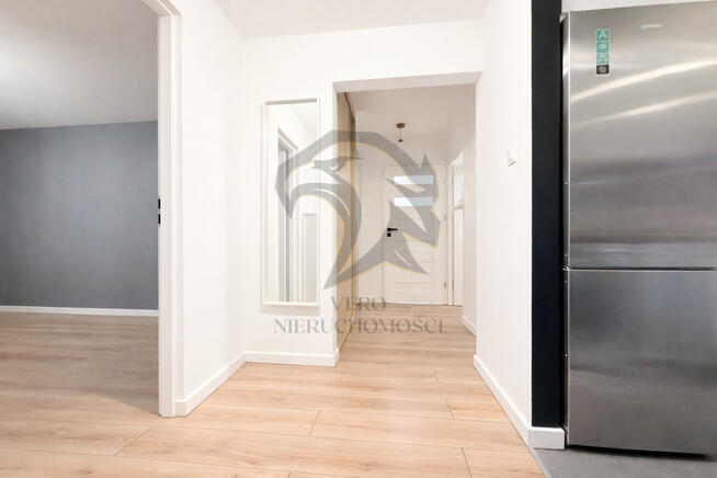 Wiśniowy szal zwinięty w rulon.