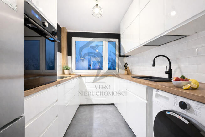 Wiśniowy szal zwinięty w rulon.