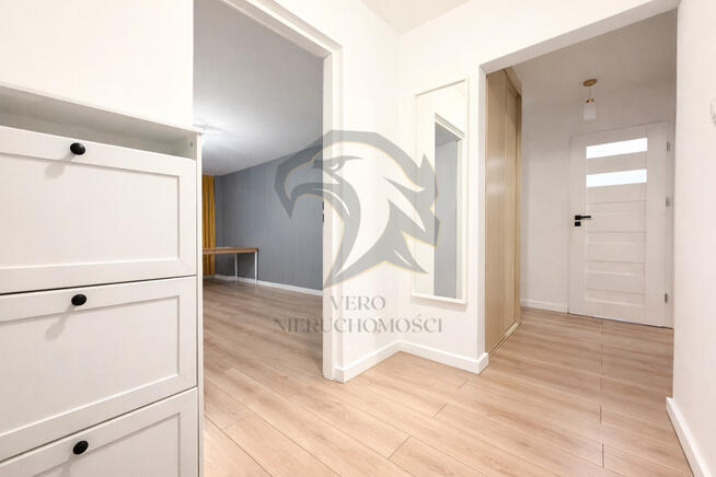 Wiśniowy szal zwinięty w rulon.