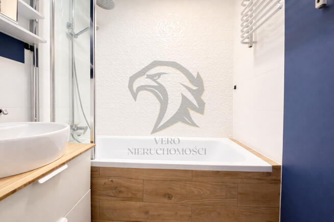 Wiśniowy szal zwinięty w rulon.