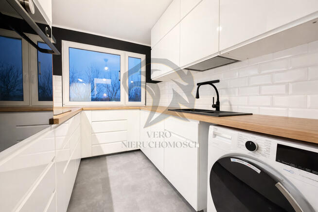 Wiśniowy szal zwinięty w rulon.