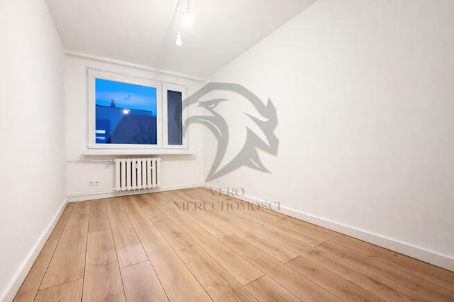 Wiśniowy szal zwinięty w rulon.