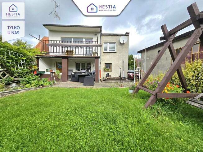 Mieszkanie na parterze z balkonem i garażem.