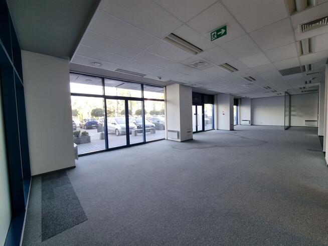 Lokal biurowo-usługowy na parterze