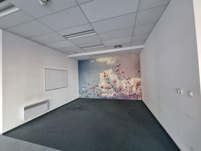 Lokal biurowo-usługowy na parterze