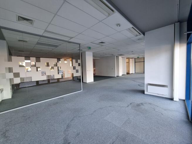 Lokal biurowo-usługowy na parterze