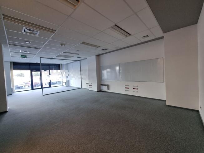 Lokal biurowo-usługowy na parterze