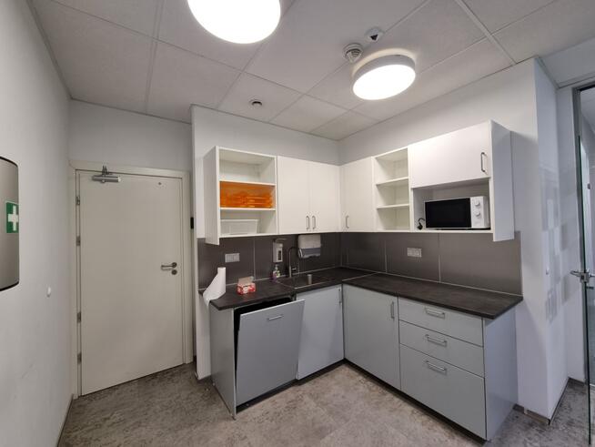 Lokal biurowo-usługowy na parterze