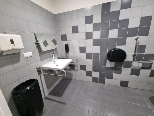 Lokal biurowo-usługowy na parterze