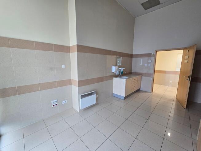 Lokal na I piętrze z własną windą