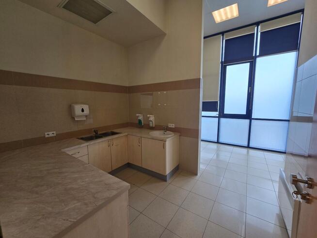 Lokal na I piętrze z własną windą