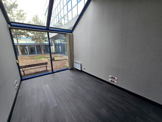 Lokal biurowo-usługowy na parterze