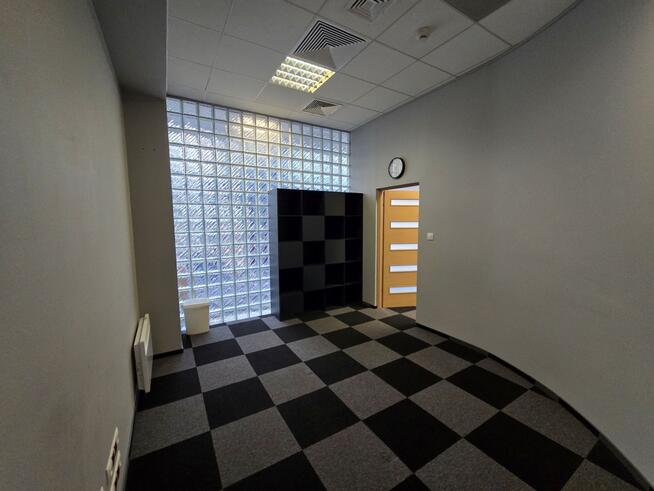 Lokal biurowo-usługowy na parterze