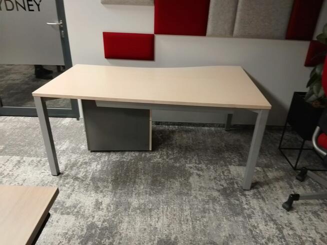 Biurko 160x100 BENE z tunelami na kable Dostępne 22 sztuki