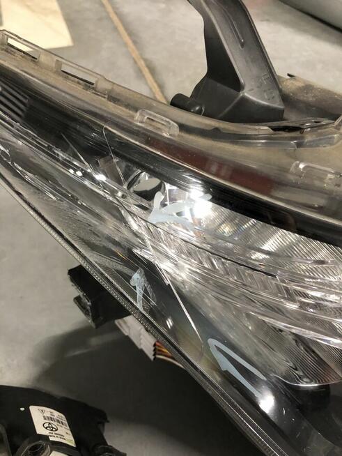 TOYOTA Auris lampa prawy przód