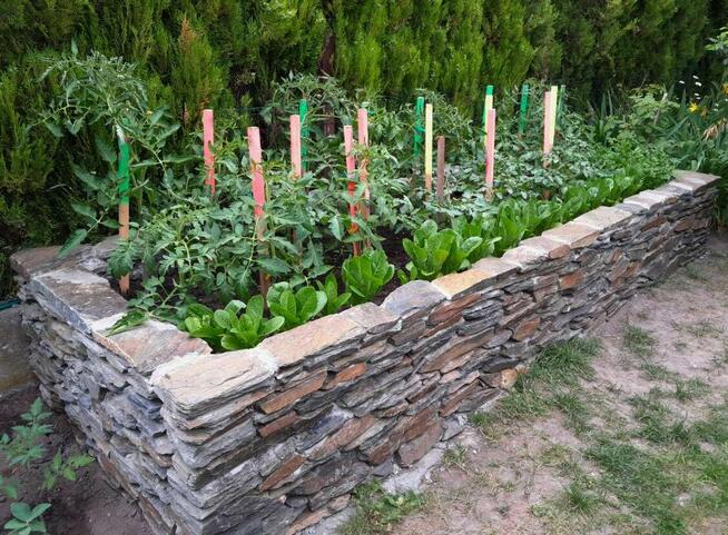 Kamień murowy mniejszy (solidny łupek szarogłazowy)