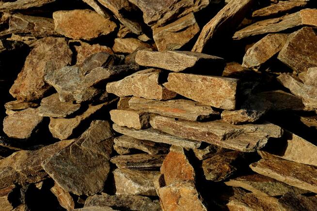 Kamień murowy mniejszy (solidny łupek szarogłazowy)