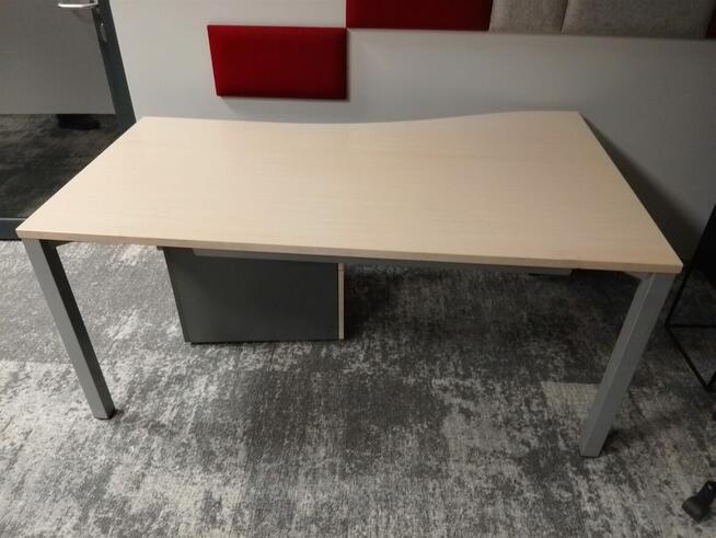 Biurko 160x100 BENE z tunelami na kable Dostępne 22 sztuki