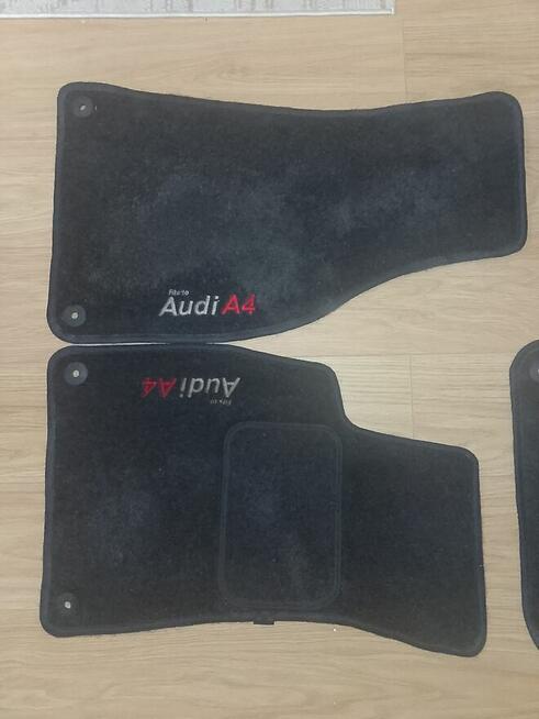 dywaniki z napisem Audi A4